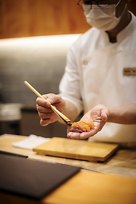 포토 JPG 남자 40대 중년 실내 한명 서기 들기 상반신 앞모습 초밥 한국인 신선 붓 만들기 나무도마 일식요리사 일식집 일본음식 중년남자한명만 오마카세 국내포토 1 음식 뷰포인트 모션 도마 사람 동양인 성인 내부 목재 식당 요리사 남자한명만 중년남자만 파일형식
