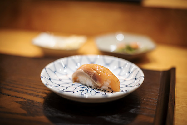 포토 JPG 접시 실내 사람없음 아웃포커스 초밥 신선 연어 일식집 일본음식 오마카세 국내포토 식기 음식 촬영기법 어류 내부 식당 파일형식