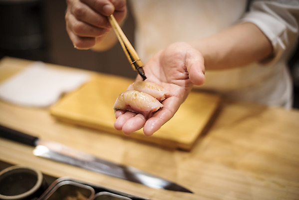 포토 JPG 남자 40대 중년 실내 한명 서기 들기 상반신 앞모습 초밥 한국인 신선 붓 방어 나무도마 일식요리사 일식집 일본음식 중년남자한명만 오마카세 국내포토 1 음식 뷰포인트 모션 도마 어류 사람 동양인 성인 내부 목재 식당 요리사 남자한명만 중년남자만 파일형식