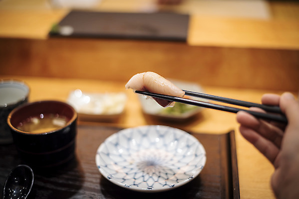 포토 JPG 접시 손 실내 들기 아웃포커스 신체부위 초밥 신선 일식요리사 일식집 젓가락질 일본음식 오마카세 국내포토 식기 음식 젓가락 모션 촬영기법 사람 손짓 내부 식당 요리사 파일형식