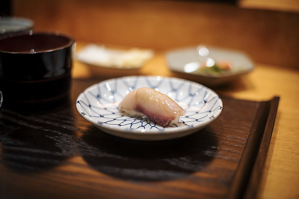 포토 JPG 접시 실내 사람없음 아웃포커스 초밥 신선 일식집 일본음식 오마카세 국내포토 식기 음식 촬영기법 내부 식당 파일형식