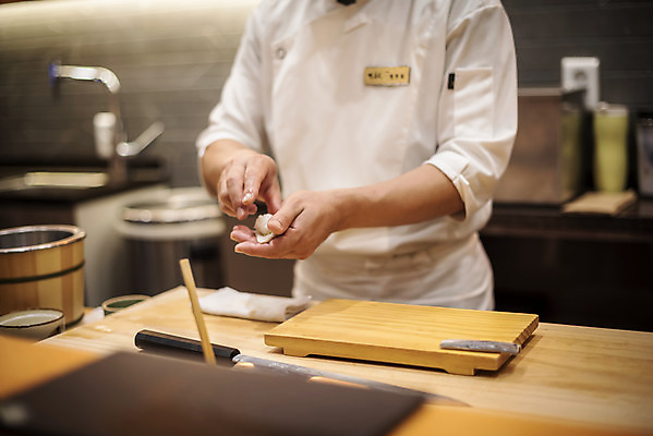 포토 JPG 남자 40대 중년 실내 한명 서기 상반신 앞모습 초밥 한국인 신선 만들기 나무도마 일식요리사 일식집 일본음식 중년남자한명만 오마카세 국내포토 1 음식 뷰포인트 모션 도마 사람 동양인 성인 내부 목재 식당 요리사 남자한명만 중년남자만 파일형식