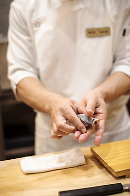 포토 JPG 남자 40대 중년 실내 한명 서기 상반신 앞모습 초밥 한국인 신선 만들기 일식요리사 일식집 일본음식 중년남자한명만 오마카세 국내포토 1 음식 뷰포인트 모션 사람 동양인 성인 내부 식당 요리사 남자한명만 중년남자만 파일형식