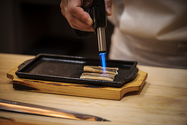 포토 JPG 손 실내 서기 상반신 앞모습 신체부위 초밥 신선 굽기 생선굽기 일식요리사 일식집 토치 일본음식 오마카세 국내포토 음식 뷰포인트 모션 사람 내부 식당 요리사 공구 구이 파일형식