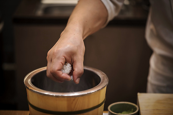 포토 JPG 손 밥 실내 신체부위 초밥 신선 만들기 나무통 일식요리사 일식집 일본음식 오마카세 국내포토 음식 모션 통 사람 내부 식당 요리사 파일형식