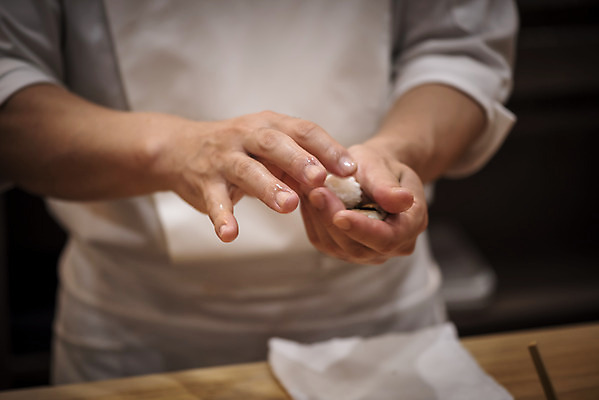 포토 JPG 남자 40대 중년 실내 한명 서기 상반신 앞모습 초밥 한국인 신선 만들기 일식요리사 일식집 일본음식 중년남자한명만 오마카세 국내포토 1 음식 뷰포인트 모션 사람 동양인 성인 내부 식당 요리사 남자한명만 중년남자만 파일형식