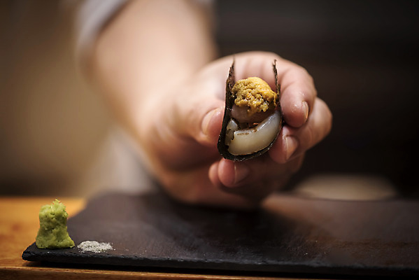 포토 JPG 손 실내 들기 아웃포커스 신체부위 초밥 신선 일식요리사 일식집 일본음식 돌접시 오마카세 국내포토 접시 음식 모션 촬영기법 사람 내부 식당 요리사 파일형식