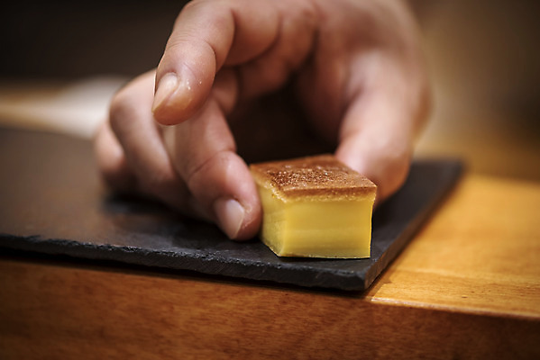 포토 JPG 손 실내 근접촬영 신체부위 잡기 계란말이 일식요리사 일식집 일본음식 돌접시 오마카세 국내포토 접시 음식 뷰포인트 모션 사람 내부 식당 요리사 계란요리 파일형식