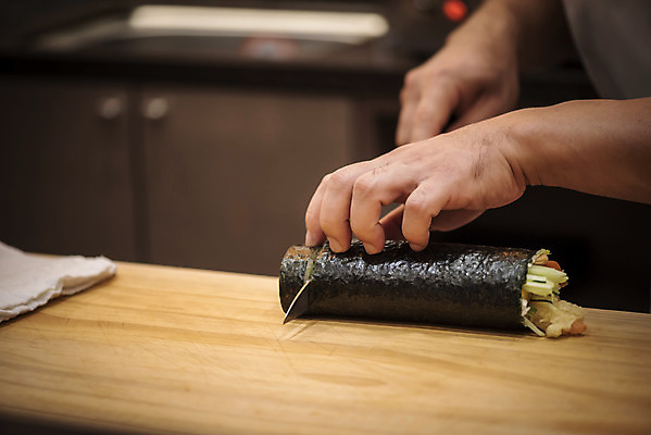포토 JPG 손 실내 신체부위 신선 자르기 김밥 일식요리사 일식집 일본음식 오마카세 국내포토 음식 모션 사람 내부 식당 요리사 파일형식
