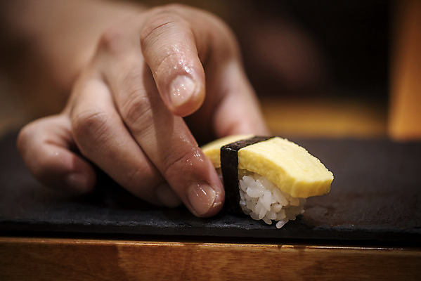 포토 JPG 손 실내 신체부위 초밥 신선 잡기 계란초밥 일식요리사 일식집 일본음식 돌접시 오마카세 국내포토 접시 음식 모션 사람 내부 식당 요리사 파일형식