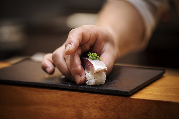 포토 JPG 손 실내 아웃포커스 신체부위 초밥 신선 고등어초밥 일식요리사 일식집 일본음식 돌접시 오마카세 국내포토 접시 음식 촬영기법 사람 내부 식당 요리사 파일형식