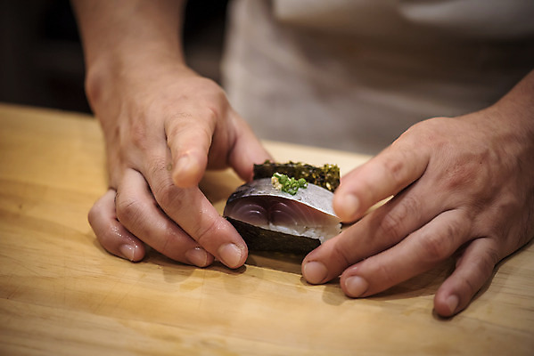 포토 JPG 손 실내 옆모습 신체부위 초밥 하반신 신선 만들기 고등어초밥 일식요리사 일식집 일본음식 오마카세 국내포토 음식 뷰포인트 모션 사람 내부 식당 요리사 파일형식