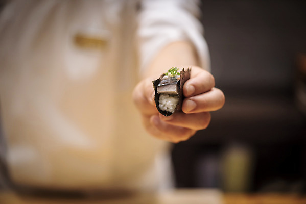 포토 JPG 남자 40대 중년 실내 한명 서기 들기 상반신 앞모습 아웃포커스 초밥 한국인 신선 일식요리사 일식집 일본음식 중년남자한명만 오마카세 국내포토 1 음식 뷰포인트 모션 촬영기법 사람 동양인 성인 내부 식당 요리사 남자한명만 중년남자만 파일형식