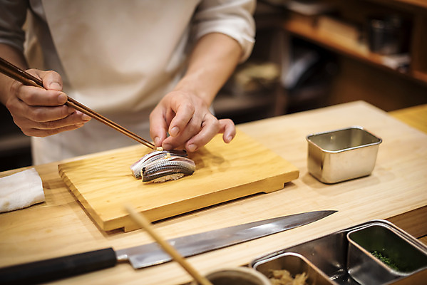 포토 JPG 남자 40대 중년 젓가락 실내 한명 서기 상반신 앞모습 초밥 한국인 신선 나무도마 일식요리사 일식집 젓가락질 일본음식 중년남자한명만 오마카세 국내포토 1 음식 뷰포인트 모션 도마 수저 사람 동양인 손짓 성인 내부 목재 식당 요리사 남자한명만 중년남자만 파일형식