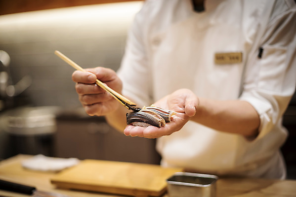 포토 JPG 남자 40대 중년 실내 한명 서기 상반신 옆모습 초밥 한국인 신선 일식요리사 일식집 일본음식 중년남자한명만 오마카세 국내포토 1 음식 뷰포인트 모션 사람 동양인 성인 내부 식당 요리사 남자한명만 중년남자만 파일형식