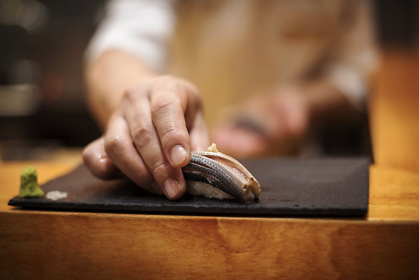 포토 JPG 남자 40대 중년 실내 한명 서기 상반신 앞모습 아웃포커스 초밥 한국인 신선 일식요리사 일식집 일본음식 중년남자한명만 전갱이 돌접시 오마카세 국내포토 1 접시 음식 뷰포인트 모션 촬영기법 어류 사람 동양인 성인 내부 식당 요리사 남자한명만 중년남자만 파일형식