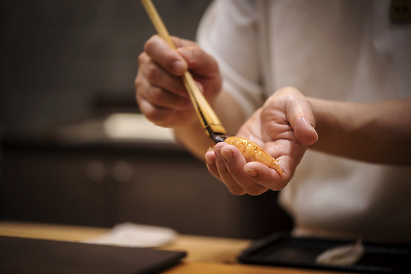 포토 JPG 남자 40대 중년 실내 한명 서기 상반신 앞모습 초밥 한국인 신선 일식요리사 일식집 일본음식 중년남자한명만 오마카세 국내포토 1 음식 뷰포인트 모션 사람 동양인 성인 내부 식당 요리사 남자한명만 중년남자만 파일형식