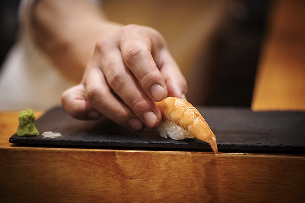 포토 JPG 손 남자 실내 서기 아웃포커스 신체부위 초밥 신선 일식요리사 일식집 일본음식 돌접시 오마카세 국내포토 접시 음식 모션 촬영기법 사람 내부 식당 요리사 파일형식