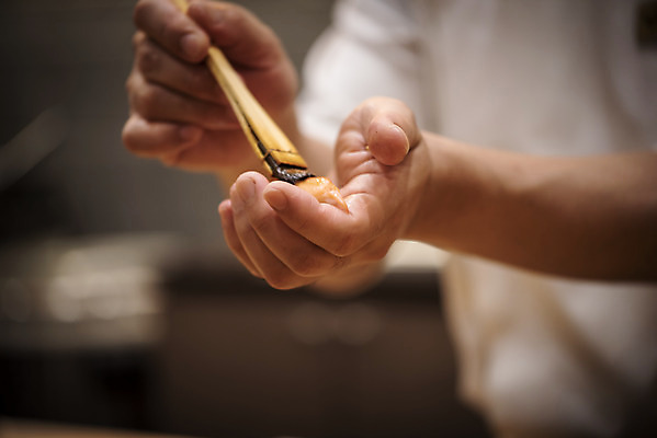 포토 JPG 남자 40대 중년 실내 한명 서기 상반신 앞모습 아웃포커스 초밥 한국인 신선 일식요리사 일식집 일본음식 중년남자한명만 오마카세 국내포토 1 음식 뷰포인트 모션 촬영기법 사람 동양인 성인 내부 식당 요리사 남자한명만 중년남자만 파일형식