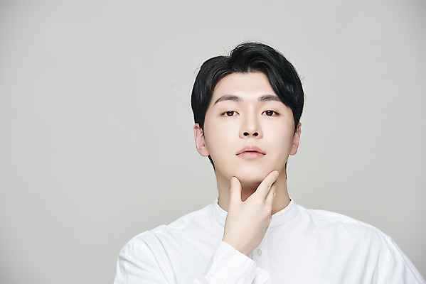 포토 JPG 스튜디오촬영 응시 남자 회색배경 실내 한명 손짓 상반신 20대 성인 앞모습 뷰티 한국인 의료성형뷰티 성인남자한명만 국내포토 1 시선 뷰포인트 백그라운드 모션 사람 동양인 청년 내부 회색 남자한명만 성인남자만 파일형식