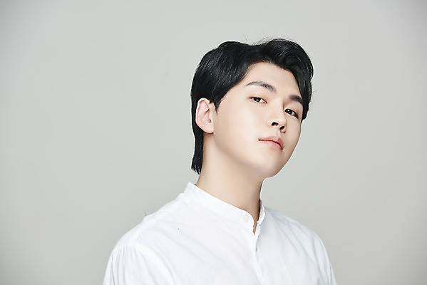 포토 JPG 스튜디오촬영 응시 남자 회색배경 실내 한명 상반신 20대 성인 앞모습 뷰티 한국인 의료성형뷰티 성인남자한명만 국내포토 1 시선 뷰포인트 백그라운드 사람 동양인 청년 내부 회색 남자한명만 성인남자만 파일형식