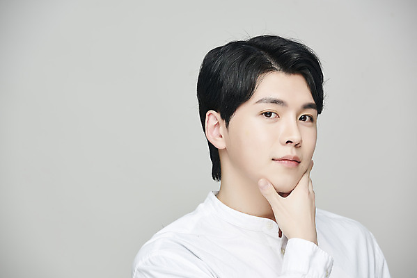 포토 JPG 스튜디오촬영 응시 남자 회색배경 실내 한명 미소 손짓 상반신 20대 성인 앞모습 뷰티 한국인 의료성형뷰티 성인남자한명만 국내포토 1 시선 뷰포인트 백그라운드 모션 표정 사람 동양인 청년 내부 회색 남자한명만 성인남자만 파일형식