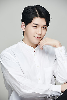 포토 JPG 스튜디오촬영 응시 남자 회색배경 실내 한명 미소 상반신 20대 성인 앞모습 뷰티 턱괴기 한국인 의료성형뷰티 성인남자한명만 국내포토 1 시선 뷰포인트 백그라운드 모션 표정 사람 동양인 청년 내부 회색 남자한명만 성인남자만 파일형식