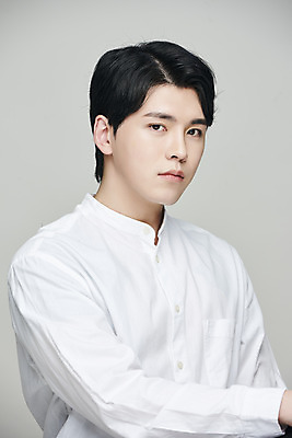 포토 JPG 스튜디오촬영 응시 남자 회색배경 실내 한명 상반신 20대 성인 앞모습 뷰티 한국인 의료성형뷰티 성인남자한명만 국내포토 1 시선 뷰포인트 백그라운드 사람 동양인 청년 내부 회색 남자한명만 성인남자만 파일형식