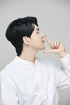 포토 JPG 스튜디오촬영 남자 회색배경 실내 한명 손짓 상반신 20대 성인 옆모습 뷰티 눈감음 한국인 성형수술 의료성형뷰티 성인남자한명만 국내포토 1 뷰포인트 백그라운드 모션 사람 동양인 청년 내부 회색 수술 남자한명만 성인남자만 파일형식