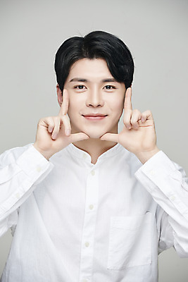 포토 JPG 스튜디오촬영 응시 남자 회색배경 실내 한명 미소 손짓 상반신 20대 성인 앞모습 뷰티 한국인 성형수술 의료성형뷰티 성인남자한명만 국내포토 1 시선 뷰포인트 백그라운드 모션 표정 사람 동양인 청년 내부 회색 수술 남자한명만 성인남자만 파일형식