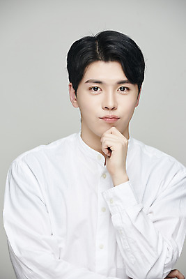 포토 JPG 스튜디오촬영 응시 남자 회색배경 실내 한명 손짓 상반신 20대 성인 앞모습 뷰티 턱괴기 한국인 의료성형뷰티 성인남자한명만 국내포토 1 시선 뷰포인트 백그라운드 모션 사람 동양인 청년 내부 회색 남자한명만 성인남자만 파일형식