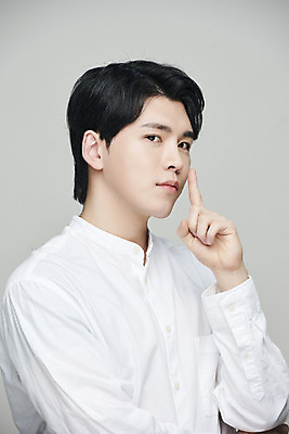 포토 JPG 스튜디오촬영 응시 남자 회색배경 실내 한명 손짓 상반신 20대 성인 앞모습 뷰티 한국인 성형수술 의료성형뷰티 성인남자한명만 국내포토 1 시선 뷰포인트 백그라운드 모션 사람 동양인 청년 내부 회색 수술 남자한명만 성인남자만 파일형식