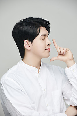 포토 JPG 스튜디오촬영 남자 회색배경 실내 한명 미소 손짓 상반신 20대 성인 옆모습 뷰티 눈감음 한국인 성형수술 의료성형뷰티 성인남자한명만 국내포토 1 뷰포인트 백그라운드 모션 표정 사람 동양인 청년 내부 회색 수술 남자한명만 성인남자만 파일형식