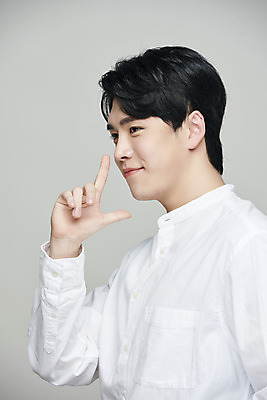 포토 JPG 스튜디오촬영 남자 회색배경 실내 한명 미소 손짓 상반신 20대 성인 옆모습 뷰티 한국인 성형수술 의료성형뷰티 성인남자한명만 국내포토 1 뷰포인트 백그라운드 모션 표정 사람 동양인 청년 내부 회색 수술 남자한명만 성인남자만 파일형식