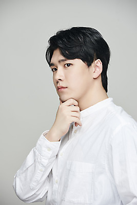 포토 JPG 스튜디오촬영 응시 남자 회색배경 실내 한명 상반신 20대 성인 옆모습 뷰티 턱괴기 한국인 의료성형뷰티 성인남자한명만 국내포토 1 시선 뷰포인트 백그라운드 모션 사람 동양인 청년 내부 회색 남자한명만 성인남자만 파일형식