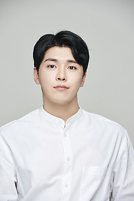 포토 JPG 스튜디오촬영 응시 남자 회색배경 실내 한명 상반신 20대 성인 앞모습 뷰티 한국인 의료성형뷰티 성인남자한명만 국내포토 1 시선 뷰포인트 백그라운드 사람 동양인 청년 내부 회색 남자한명만 성인남자만 파일형식