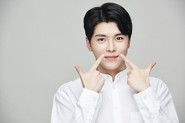 포토 JPG 스튜디오촬영 응시 남자 회색배경 실내 한명 미소 손짓 상반신 20대 성인 앞모습 뷰티 한국인 가리킴 성형수술 의료성형뷰티 성인남자한명만 국내포토 1 시선 뷰포인트 백그라운드 모션 표정 사람 동양인 청년 내부 회색 수술 남자한명만 성인남자만 파일형식