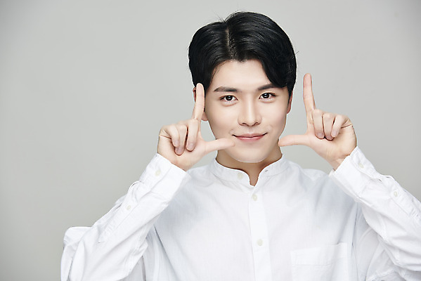 포토 JPG 스튜디오촬영 응시 남자 회색배경 실내 한명 미소 손짓 상반신 20대 성인 앞모습 뷰티 한국인 성형수술 의료성형뷰티 성인남자한명만 국내포토 1 시선 뷰포인트 백그라운드 모션 표정 사람 동양인 청년 내부 회색 수술 남자한명만 성인남자만 파일형식