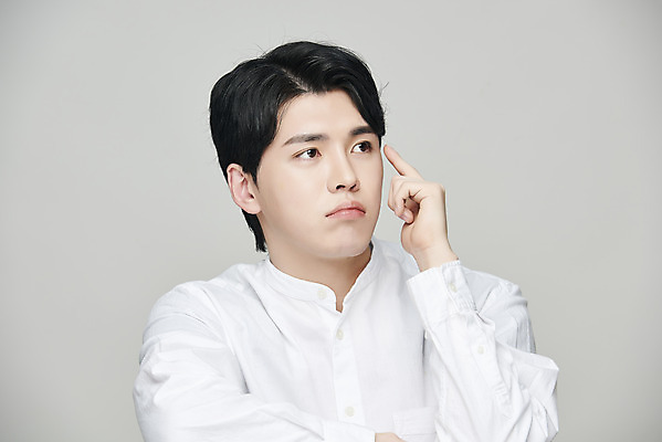 포토 JPG 스튜디오촬영 남자 회색배경 실내 한명 손짓 상반신 20대 성인 앞모습 뷰티 한국인 고민 의료성형뷰티 성인남자한명만 국내포토 1 감정 뷰포인트 백그라운드 모션 사람 동양인 청년 내부 회색 남자한명만 성인남자만 파일형식