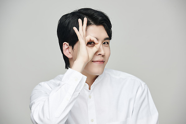 포토 JPG 스튜디오촬영 응시 남자 회색배경 실내 한명 미소 상반신 20대 성인 앞모습 뷰티 한국인 성형수술 OK 의료성형뷰티 성인남자한명만 국내포토 1 시선 뷰포인트 백그라운드 표정 사람 동양인 손짓 청년 내부 회색 수술 남자한명만 성인남자만 파일형식