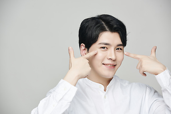 포토 JPG 스튜디오촬영 응시 남자 회색배경 실내 한명 미소 상반신 20대 성인 앞모습 뷰티 한국인 가리킴 성형수술 OK 의료성형뷰티 성인남자한명만 국내포토 1 시선 뷰포인트 백그라운드 표정 사람 동양인 손짓 청년 내부 회색 수술 남자한명만 성인남자만 파일형식