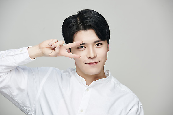포토 JPG 스튜디오촬영 응시 남자 회색배경 실내 한명 미소 상반신 20대 성인 앞모습 뷰티 한국인 성형수술 브이 의료성형뷰티 성인남자한명만 국내포토 1 시선 뷰포인트 백그라운드 표정 사람 동양인 손짓 청년 내부 회색 수술 남자한명만 성인남자만 파일형식