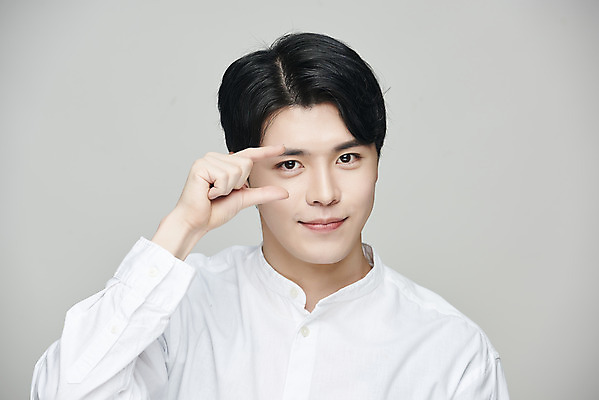 포토 JPG 스튜디오촬영 응시 남자 회색배경 실내 한명 미소 손짓 상반신 20대 성인 앞모습 뷰티 한국인 성형수술 의료성형뷰티 성인남자한명만 국내포토 1 시선 뷰포인트 백그라운드 모션 표정 사람 동양인 청년 내부 회색 수술 남자한명만 성인남자만 파일형식