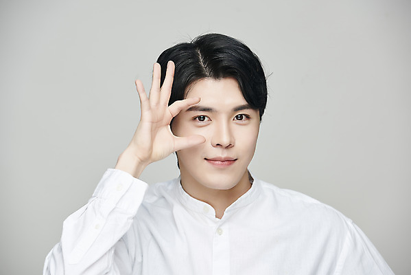 포토 JPG 스튜디오촬영 응시 남자 회색배경 실내 한명 미소 손짓 상반신 20대 성인 앞모습 뷰티 한국인 성형수술 의료성형뷰티 성인남자한명만 국내포토 1 시선 뷰포인트 백그라운드 모션 표정 사람 동양인 청년 내부 회색 수술 남자한명만 성인남자만 파일형식
