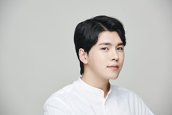 포토 JPG 스튜디오촬영 응시 남자 회색배경 실내 한명 상반신 20대 성인 앞모습 뷰티 한국인 의료성형뷰티 성인남자한명만 국내포토 1 시선 뷰포인트 백그라운드 사람 동양인 청년 내부 회색 남자한명만 성인남자만 파일형식