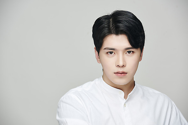 포토 JPG 스튜디오촬영 응시 남자 회색배경 실내 한명 상반신 20대 성인 앞모습 뷰티 한국인 의료성형뷰티 성인남자한명만 국내포토 1 시선 뷰포인트 백그라운드 사람 동양인 청년 내부 회색 남자한명만 성인남자만 파일형식