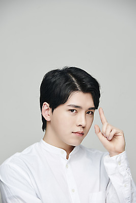 포토 JPG 스튜디오촬영 응시 남자 회색배경 실내 한명 손짓 상반신 20대 성인 앞모습 뷰티 한국인 의료성형뷰티 성인남자한명만 국내포토 1 시선 뷰포인트 백그라운드 모션 사람 동양인 청년 내부 회색 남자한명만 성인남자만 파일형식