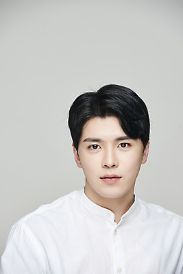 포토 JPG 스튜디오촬영 남자 회색배경 실내 한명 상반신 20대 성인 앞모습 뷰티 한국인 의료성형뷰티 성인남자한명만 국내포토 1 뷰포인트 백그라운드 사람 동양인 청년 내부 회색 남자한명만 성인남자만 파일형식