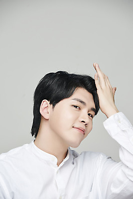 포토 JPG 스튜디오촬영 응시 남자 회색배경 실내 한명 미소 손짓 상반신 20대 성인 앞모습 뷰티 한국인 모발이식 의료성형뷰티 성인남자한명만 국내포토 1 시선 뷰포인트 백그라운드 모션 표정 사람 동양인 청년 내부 회색 남자한명만 성인남자만 파일형식