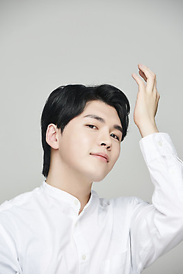 포토 JPG 스튜디오촬영 응시 남자 회색배경 실내 한명 미소 손짓 상반신 20대 성인 앞모습 뷰티 한국인 모발이식 의료성형뷰티 성인남자한명만 국내포토 1 시선 뷰포인트 백그라운드 모션 표정 사람 동양인 청년 내부 회색 남자한명만 성인남자만 파일형식